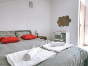 Seaside room in a Peniche townhouse featuring a private bathroom and shared access to the swimming pool and kitchen